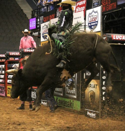 JB Mauney Takes the Money & Rides to Win PBR Tucson