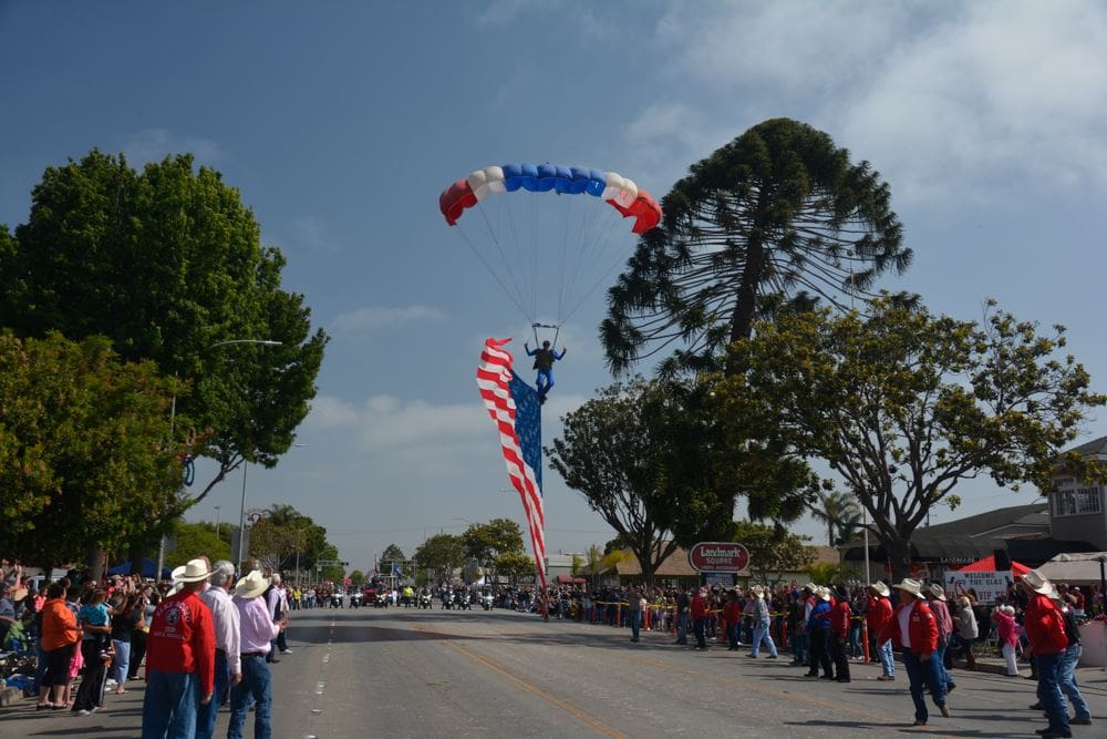Hang glider landing at Santa Maria Elks parade