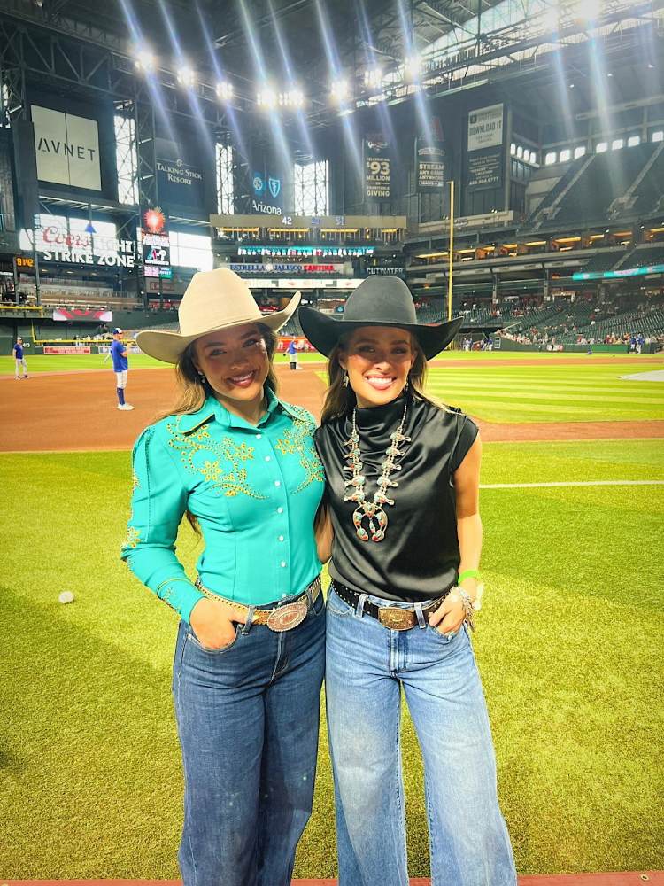 Raylen Riggs with sister Kenadee at Diamonbacks Game