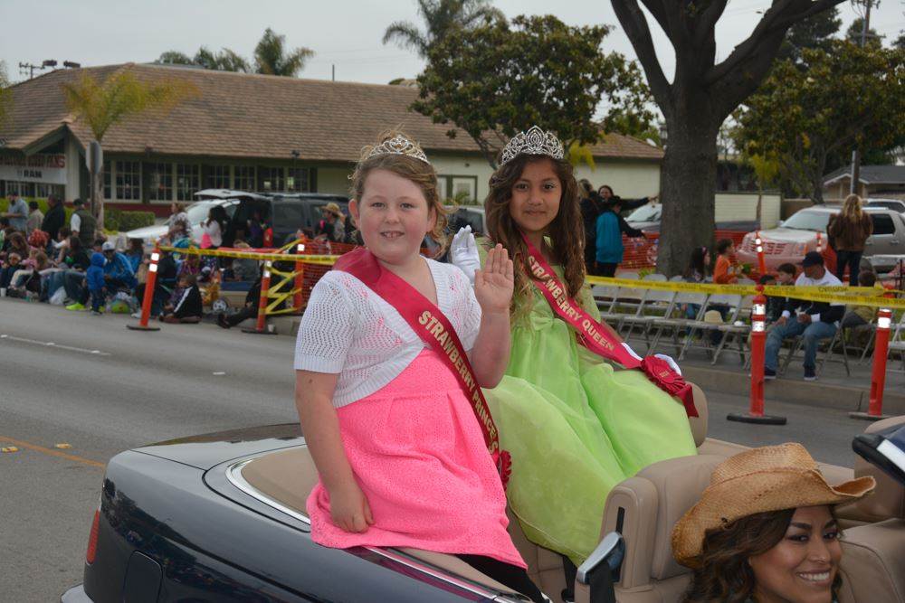 2 young girls riding in the Elks Rodeo parade