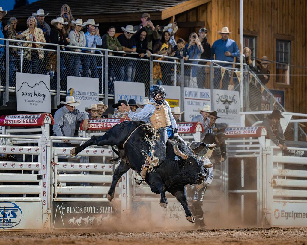 Bull ride-Sisters Rodeo