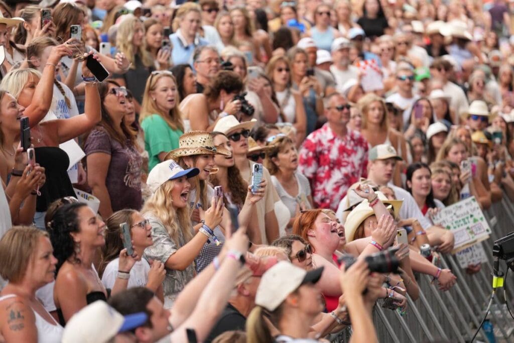 CMA Fest fans taking photos